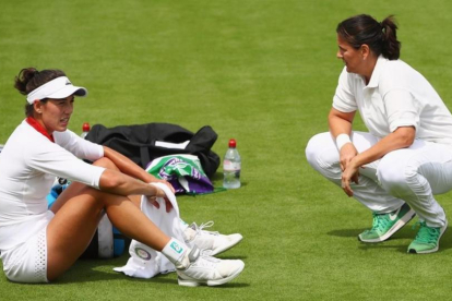 Garbiñe Muguruza charla con Conchita Martínez durante un entrenamiento en el All England Club antes del inicio de Wimbledon 2017-GETTY / CLIVE BRUNSKILL