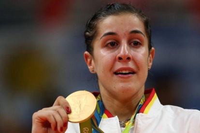 Carolina Marín llora en el podio con el oro olímpico colgado.-EFE / MARCELO SAYAO