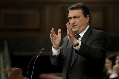 El portavoz del PNV, Aitor Esteban, en el debate de investidura.-JOSÉ LUIS ROCA