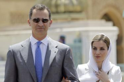 Felipe VI y Letizia, a su llegada al Mausoleo de Mohamed VI en Rabat, este martes.-ZIPI (EFE)