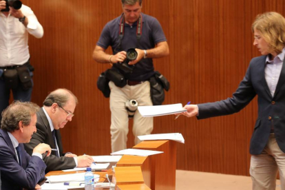 Debate de investidura del candidato a la Junta de Castilla y León. En la imagen el candidato de Podemos, Pablo Fernández, entrega su programa a Juan Vicente Herrera-Ical