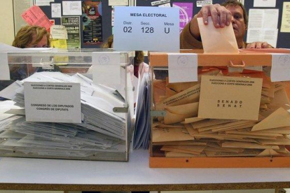 Mesa electoral de unas elecciones generales anteriores.-ARCHIVO / MARINA VILANOVA