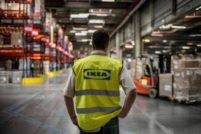 Imagen de un trabajador de Ikea en uno de los centros logísticos.-AFP