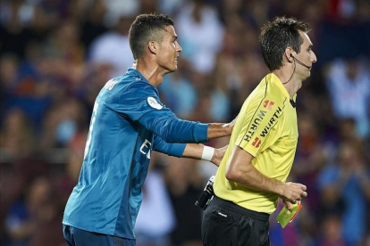 Momento en el que Cristiano Ronaldo empuja a De Burgos en el Camp Nou.-GETTY IMAGES