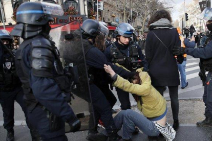 Enfrentamientos entre manifestantes y policías en la Gare de Lyon.-(AP PHOTO FRANCOIS MORI)