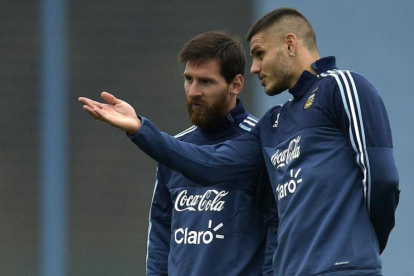 Icardi y Messi en un entrenamiento ante del partido ante Uruguay.-AFP