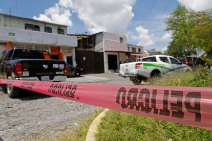 Oficiales de policía resguardan la zona por un asesinato múltiple en México.-EFE