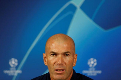 El técnico del Madrid Zinedine Zidane en rueda de prensa en Turquía.-X90138