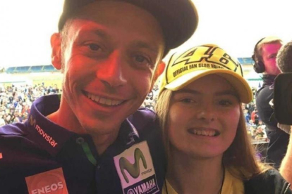 La británica Kirsten Tilley abonó, en una subasta benéfica, 3.500 euros para hacerse, el jueves, este selfie con Valentino Rossi-