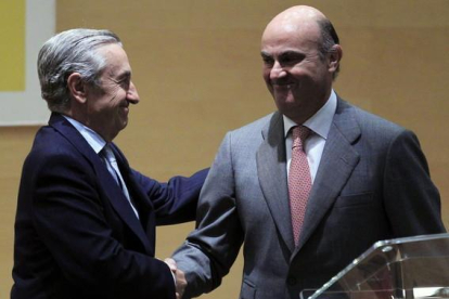 Guindos felicita al nuevo presidente de la Comisión Nacional de Mercados, José María Marín Quemada, este martes.-EFE / ZIPI