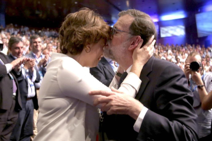 Rajoy se despide de Santamaría tras haber pronunciado su último discurso como presidente del PP, el viernes en el congreso del PP.-DAVID CASTRO