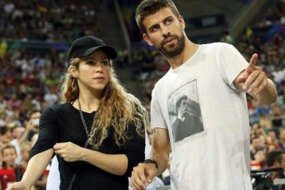 Shakira y Gerard Piqué en un partido de baloncesto.-ALBERT GEA (REUTERS / ARCHIVO)