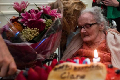 La periodista Clare Hollingworth el día que cumplió 105 años de edad.-AFP / ANTHONY WALLACE