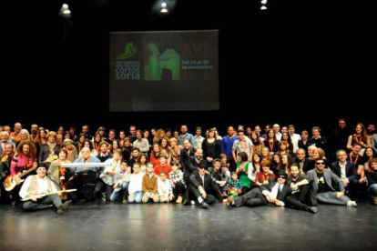 Foto de familia de todos los premiados en la gala de clausura del XVI Certamen Internacional de Cortos ‘Ciudad de Soria’.-DIEGO MAYOR