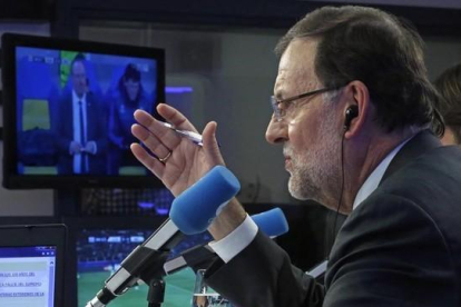El presidente del Gobierno Mariano Rajoy, durante su aparición como comentarista en la Cope.-EFE / JUAN CARLOS HIDALGO
