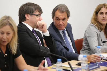 Neus Munté, Carles Puigdemont, Artur Mas y Marta Pascal, en una reunión de la dirección del PDECat.-DANNY CAMINAL