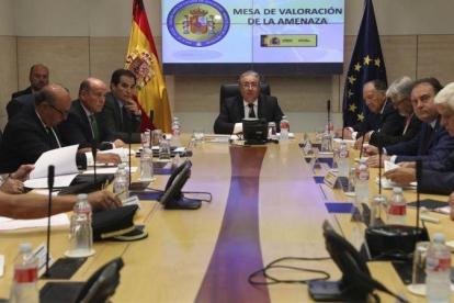 La mesa de evaluación, presidida por el ministro Juan Ignacio Zoido.-EFE/JJ GUILLEN