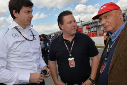 Toto Wolff, Zak Brown y Niki Lauda, en la parrilla de un GP del pasado año.-JOSÉ MARI RUBIO