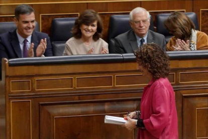 La ministra de Hacienda, María Jesús Montero, pasa ante la bancada del Gobierno en el debate de Presupuestos.-JOSE LUIS ROCA