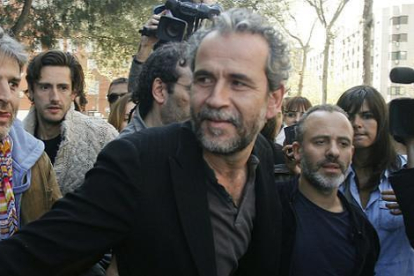 El actor Guillermo Toledo, en una imagen de archivo, escoltado por los también actores Alberto San Juan y Javier Gutiérrez, en el 2012.-EFE