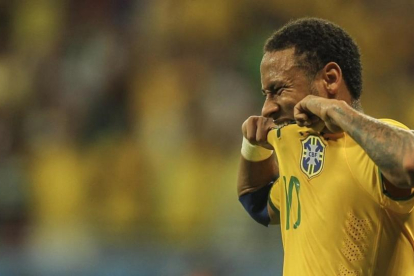 Neymar se lamenta de una acción en el partido contra Perú en Salvador de Bahía.-EFE / ANTONIO LACERDA