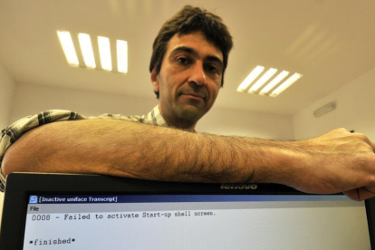 El empleado y delegado sindical Javier Sanz, ayer, mostrando el error del sistema en la pantalla del ordenador.-VALENTÍN GUISANDE