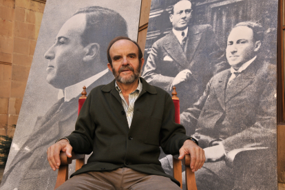 Martínez Laseca en una imagen de archivo con un cuadro de Machado, poeta en el que era experto.-HDS