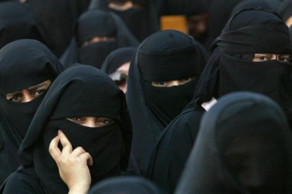 Un grupo de mujeres vestidas con la Abaya, típica vestimenta saudí.-REUTERS / CHRIS HELGREN