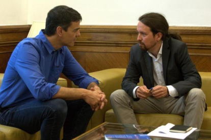 Pedro Sánchez y Pablo Iglesias, reunidos en el Congreso.-DAVID CASTRO