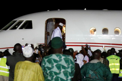 Yahya Jammeh embarca en el avión con el que ha abandonado Gambia.-THIERRY GOUEGNON / REUTERS