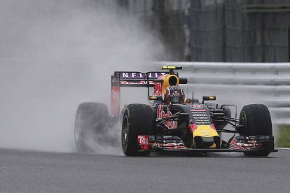 El Red Bull del piloto ruso Daniil Kvyat, durante la primera sesión de entrenamientos del GP de Japón en Suzuka.-AP / ROB GRIFFITH