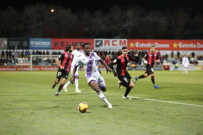 Yeboah conduce el balón durante el partido del pasado sábado ante el Reus.-AREA 11