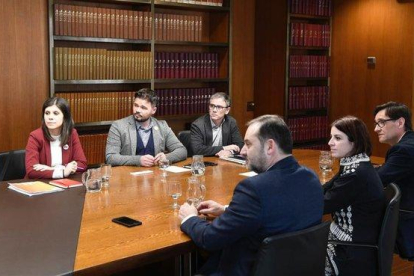 Reunión entre ERC y PSOE en la sede de la AMB.-JORDI COTRINA