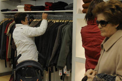 Gente comprando ropa en una tienda de la capital. / A. M. -