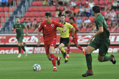 Guillermo en el momento de golpear el balón para anotar el 1-0 a favor del Numancia.-Valentín Guisande