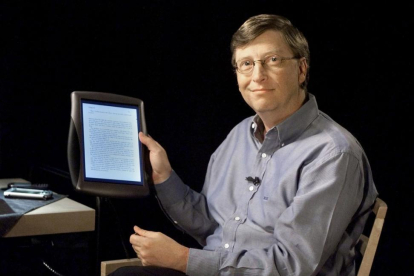 Bill Gates muestra el primer tablet que lanzó Microsoft en el 2000 con pantalla táctil.-AP
