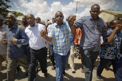 Varias personas de creencia musulmana cantan consignas en contra del grupo yihadista somalí Al Shabab tras su ataque a la Universidad de Garissa al este de Kenia, ayer.-Foto: EFE