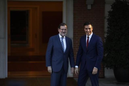Mariano Rajoy y Pedro Sánchez, en una reunión que celebraron en el palacio de la Moncloa.-AGUSTÍ CATALÁN