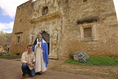 Javier Sierra posa de rodillas junto al clon de María Jesús de Ágreda.-JAVIER SIERRA