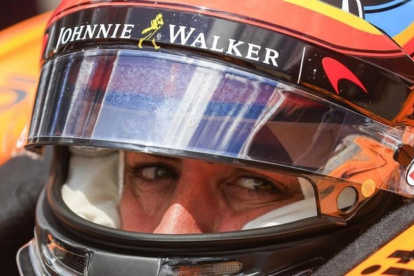 Fernando Alonso, en el interior de su McLaren-Honda, de la Indy.-EFE