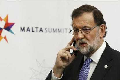 Mariano Rajoy habla por el móvil durante la cumbre de Malta del 3 de febrero.-