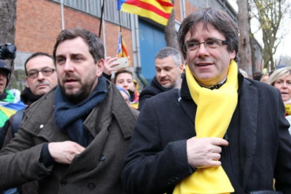 Toni Comín y Carles Puigdemont en Bruselas el pasado 7 de diciembre.-ACN / BERNAT VILARÓ