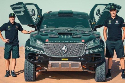 Dani Oliveras y Nani Roma, con su nuevo coche para el Dakar-2020.-EL PERIÓDICO