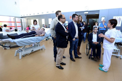 El secretario general del PSOE de Castilla y León, Luis Tudanca, visita las instalaciones de Aspaym junto a su presidente, Ángel de Propios-ICAL