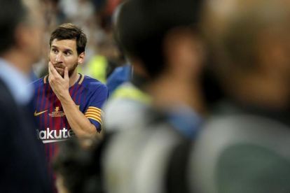 Messi, pensativo tras perder la final de la Supercopa.-JOSE LUIS ROCA