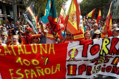 Manifestación en defensa por la unidad de España celebrada en el Paral·lel de Barcelona.-EFE