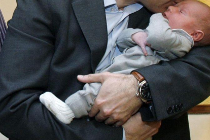 Un hombre con su hijo, disfrutando de un permiso de paternidad.-MIGUEL LORENZO