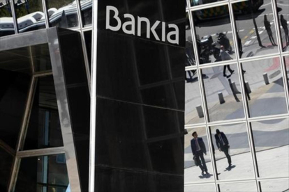 La acristalada fachada de la sede central de Bankia en Madrid.-DAVID CASTRO