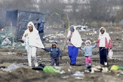 Refugiadas caminan con sus hijos por el campamento de Calais durante su desmantelamiento.-EFE / ARCHIVO