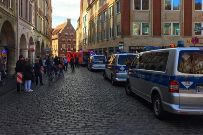 Equipos de emergencia en la zona del atropello masivo en Münster.-AFP